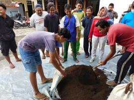 PELATIHAN DAN PENGEMBANGAN PUPUK ORGANIK UNTUK TANAMAN BUAH